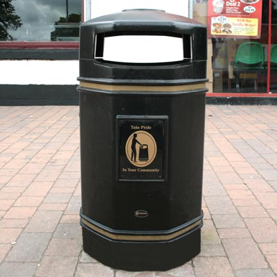 Stanford Litter Bin with a Gold Bin-it symbol.