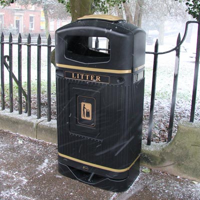 Streamline Jubilee Litter Bin in the snow.
